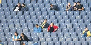 Tribünler yine boş