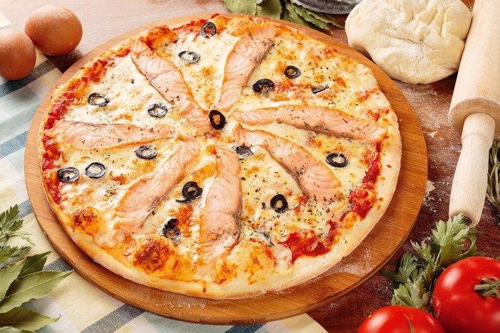 tutsulenmis-somon-pizzasi-tarifi-tutsulenmis-somonlu-pizza-nasil-yapilir-tutsulenmis-somon-pizza-malzemeleri-y-1672921671854.jpeg