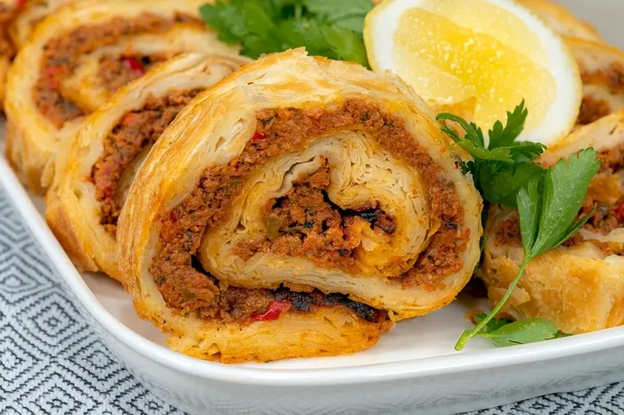 lahmacun-boregi-tarifi-lahmacun-boregi-nasil-yapilir-malzemeleri-ve-puf-noktalari-nelerdir-1704368287159.jpeg LAHMACUN BÖREĞİ TARİFİ - Lahmacun Böreği yapılışı, malzemeleri ve püf noktaları.. - 1