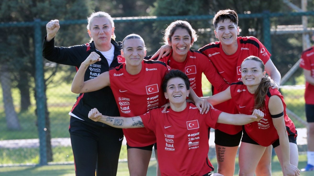 Kadın A Milli Futbol Takımımız Malta yolculuğu öncesi taktik çalıştı