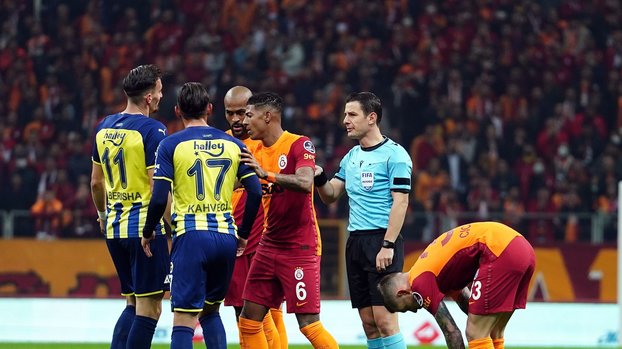 Galatasaray Fenerbahçe derbisinde ortalık karıştı! 4 sarı kart