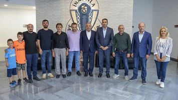 Bordo-mavili kulübe ziyaret