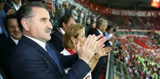 Bakan Bak, milli voleybolcuları kutladı