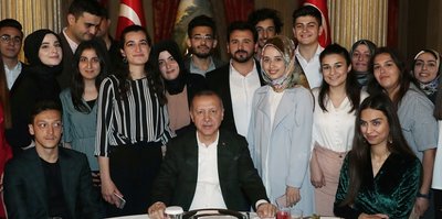 Başkan Recep Tayyip Erdoğan'ın iftar yemeğine Mesut Özil de katıldı