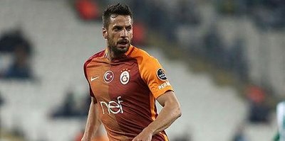 Hakan Balta kramponlarını asıyor