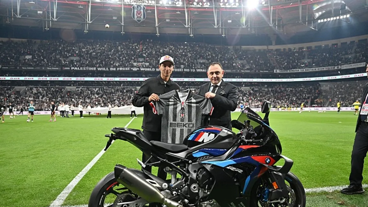 Beşiktaş'tan Toprak Razgatlıoğlu'na çiçek ve forma!