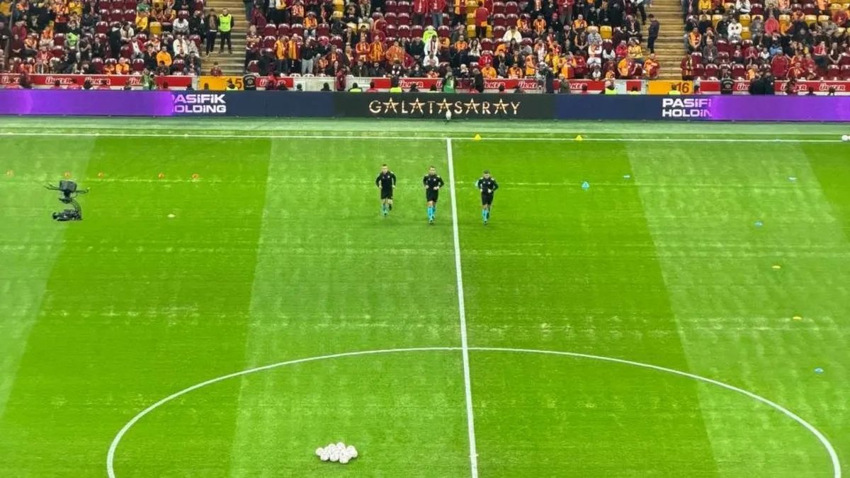 Galatasaray - Fenerbahçe derbisi öncesi RAMS Park zemini tartışma yarattı