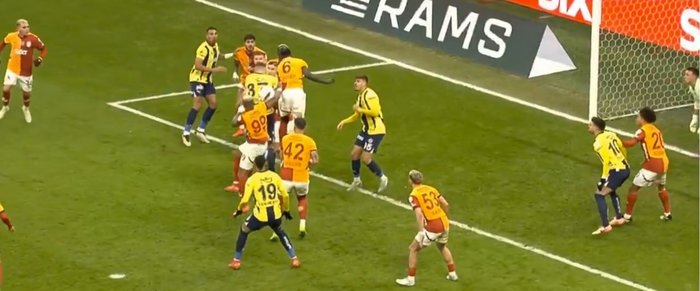 bu-kez-fenerbahce-penalti-bekledi-iste-o-pozisyon-1740422262237.jpg