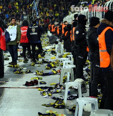 Fenerbahçe taraftarı Elazığ ve Malatya’daki depremzedeler için sahaya atkı ve bere attı
