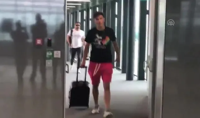Eljif Elmas İstanbul'a geldi