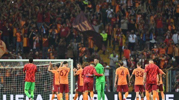 Taraftarlarına kavuştu