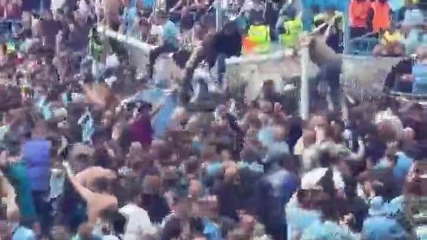 Manchester City şampiyon oldu! Taraftar direkleri kırdı