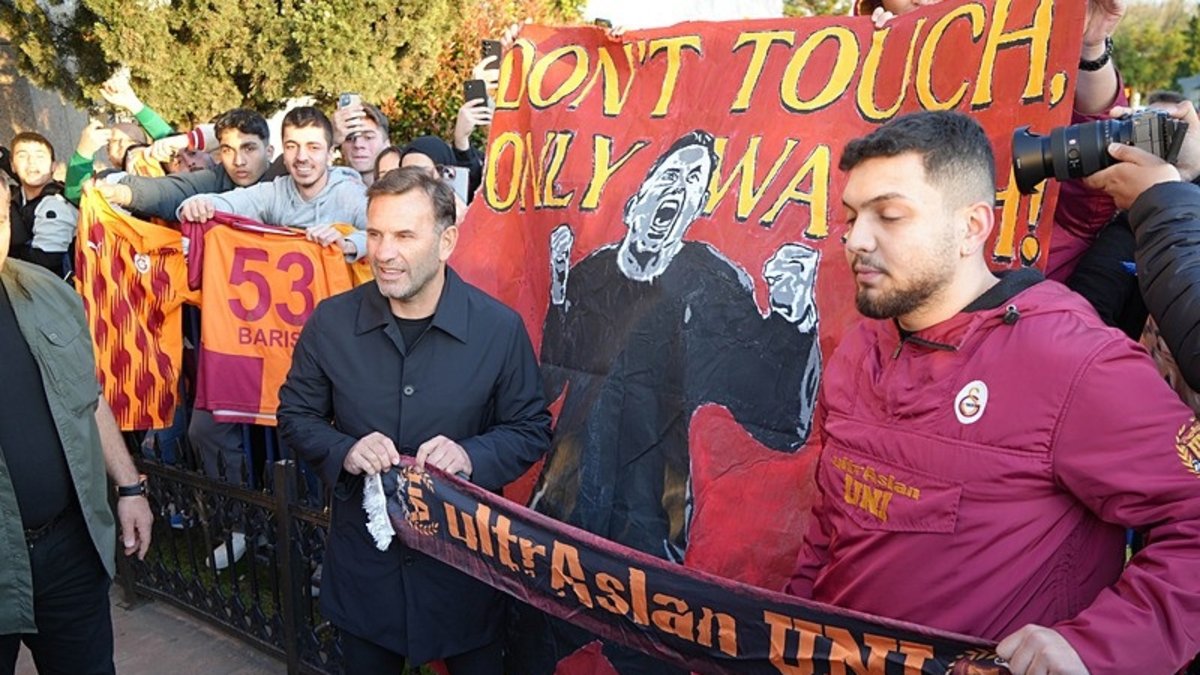Galatasaray taraftarından Okan Buruk ve Mourinho pankartı!