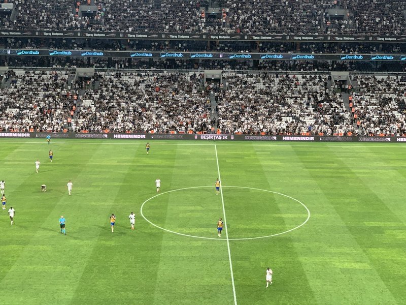 besiktas-taraftarindan-buyuk-tepki-ilk-yarinin-sona-ermesiyle-birlikte-1756404646383.jpg