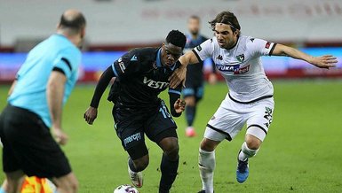 Caleb Ekuban direğe takıldı