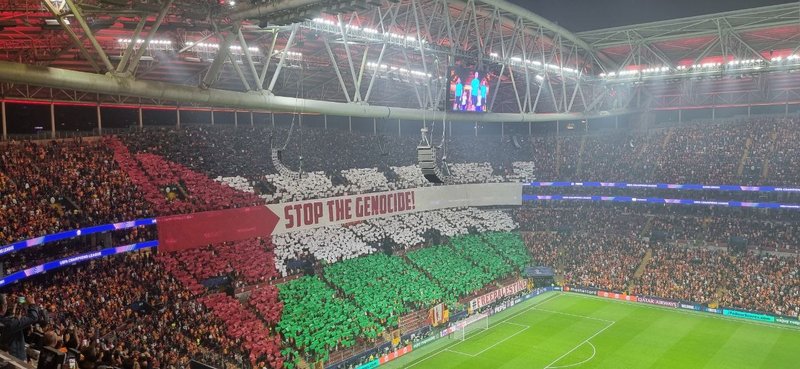 galatasaray-taraftarindan-dunyaya-ses-getiren-mesaj-filistindeki-soykirimi-durdurdun-1761151543918.jpg
