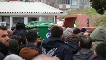 Bayrak asarken düşüp vefat etti