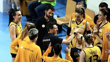 VakıfBank yarıladı