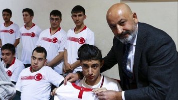 Türkiye'de bir ilk gerçekleşti! Serebral Palsi hastaları futbol takımı kurdu