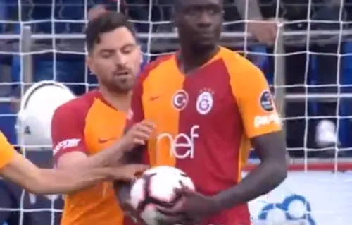 Sinan Gümüş ve Diagne arasında penaltı kavgası! - 1