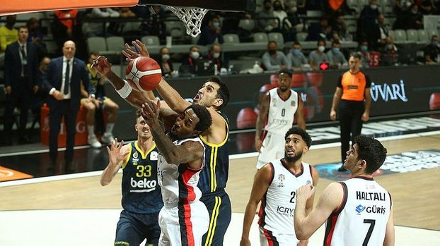 Kartal evinde yıkıldı