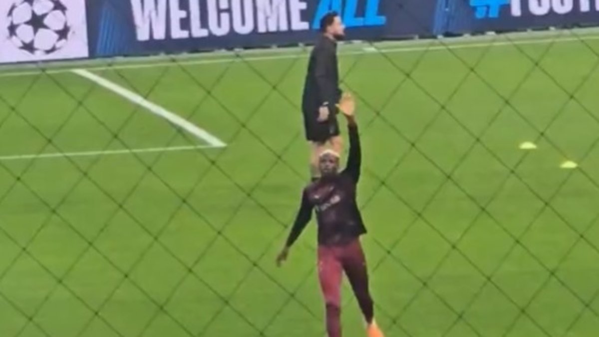 Galatasaray taraftarından Victor Osimhen'e özel ilgi! Galatasaray taraftarından Victor Osimhen'e özel ilgi!