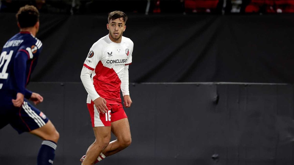 Fenerbahçe'den sol beke sürpriz hamle! Ailesi resmen Kadıköy'e hayran kaldı