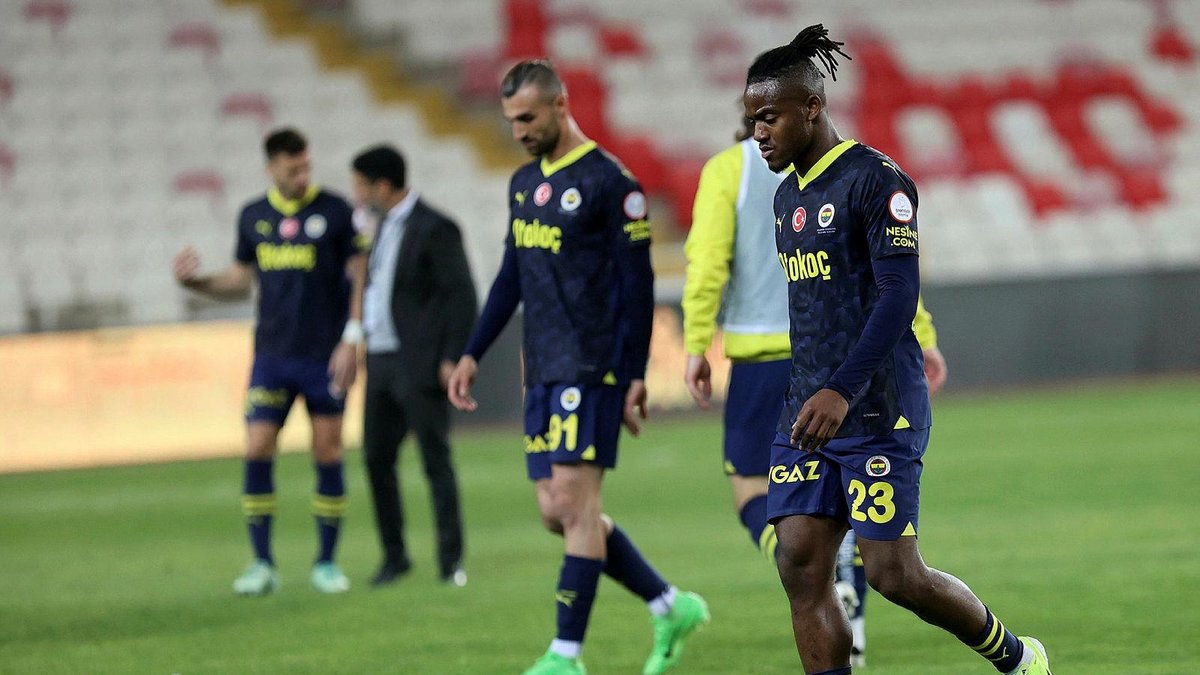 Spor yazarları Sivasspor - Fenerbahçe maçını değerlendirdi Spor yazarları Sivasspor - Fenerbahçe maçını değerlendirdi