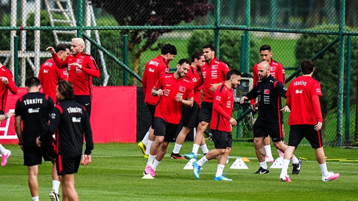 A Milli Takımımız sahaya iniyor! İşte Montella'nın Kuzey Makedonya maçı 11'i