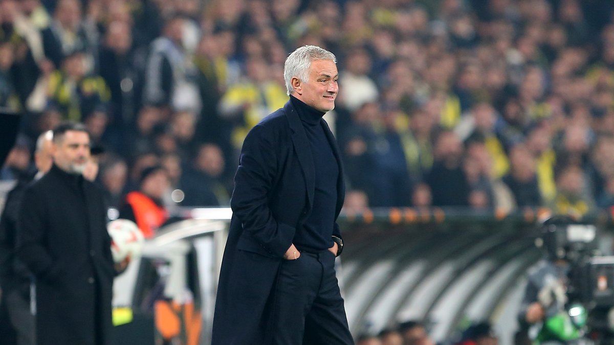 Mourinho'dan ilginç hareket! Daha maç bitmemişken... Mourinho'dan ilginç hareket! Daha maç bitmemişken...