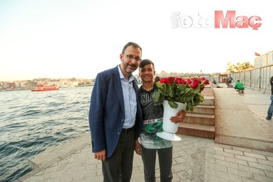 Bakan Mehmet Kasapoğlu Galata Köprüsü’nde balık tuttu