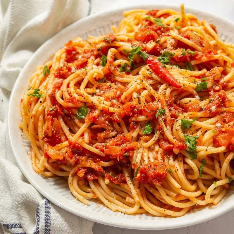 spaghetti-allarrabbiata-nasil-yapilir-hangi-malzemeler-icerisinde-bulunuyor-1760432023122.jpeg