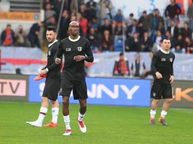 Beşiktaş 115. Yıl özel formasıyla ısınmaya çıktı.