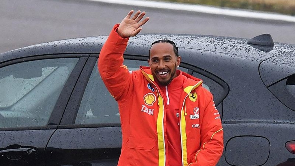 Lewis Hamilton Ferrari ile ilk turunu attı