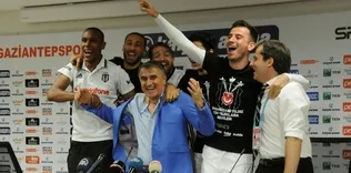 Futbolcular basın toplantısını bastı
