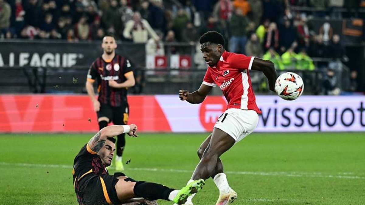 Abdülkerim Bardakcı’dan kritik müdahale! Galatasaray AZ Alkmaar deplasmanında büyük tehlikeyi atlattı Abdülkerim Bardakcı’dan kritik müdahale! Galatasaray AZ Alkmaar deplasmanında büyük tehlikeyi atlattı