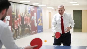 Başkan Erdoğan öğrencilerle masa tenisi oynadı!
