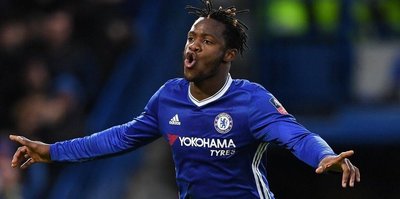 Premier Lig'de Chelsea ipi göğüsledi