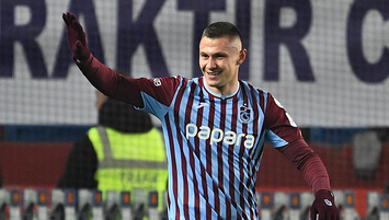 Osimhen'i solladı