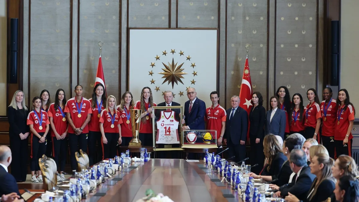 Başkan Recep Tayyip Erdoğan, Avrupa şampiyonu olan A Milli Kadın Voleybol Takımı'nı kabul etti