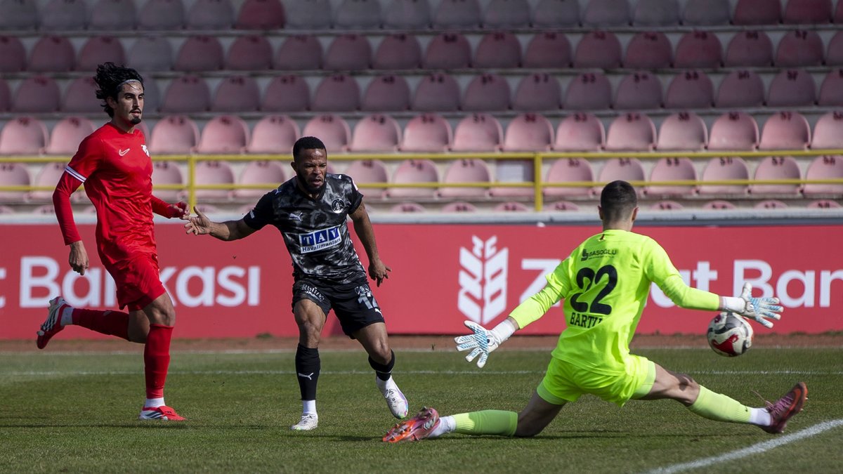 Corendon Alanyaspor deplasmanda farklı galip!