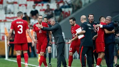 Son dakika spor haberi: Türkiye-Karadağ maçında milliler gol sevincini Şenol Güneş ile paylaştı!