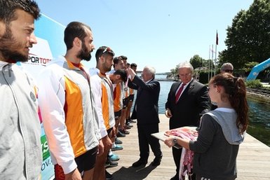 Aziz Yıldırım, Galatasaraylılar’a madalya taktı