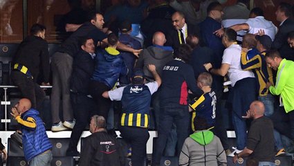 FENERBAHÇE HABERİ: Kadıköy'de gergin anlar! Yönetim ve taraftarlar arasında kavga çıktı
