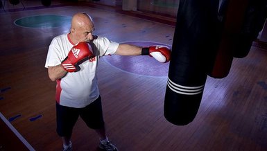 76 yaşındaki  boks antrenörü Yılmaz Çağlar şampiyonlar yetiştirmeye devam ediyor
