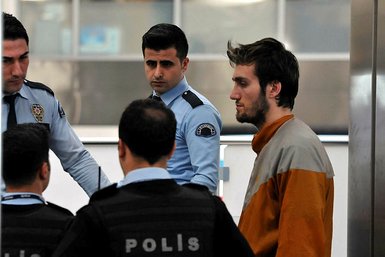 Mehmet Şanlı havalimanında yatıp kalkıyor