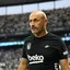 Kanatlarına bağlı taşlardan arınmış Kara Kartal!