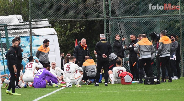 SPOR HABERLERİ - Galatasaray - İstanbulspor maçının devre arasında dikkat çeken kare! Terim sahaya indi ve...