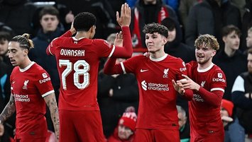 Liverpool 3 golle turladı!