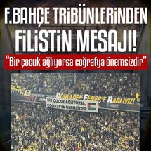 <p>UEFA Avrupa Ligi'nin 3. hafta maçında sahasında Alman ekibi Stuttgart'ı ağırlayan Fenerbahçe'de, taraftarlar mücadeleye anlamlı bir mesajla damga vurdu.</p>
<p>Sarı-lacivertli tribünlerde açılan pankartta, "Bir çocuk ağlıyorsa, coğrafya önemsizdir" sözleri yer aldı. Taraftarlar, bu ifadeyle İsrail'in saldırıları altında büyük acılar yaşayan Filistin halkına desteklerini gösterdi.</p>
<p>Sarı-lacivertli camia, daha önce de çeşitli müsabakalarda Filistin için pankartlar ve koreografilerle dayanışma göstermişti.</p>
<p> </p>
<p> </p>